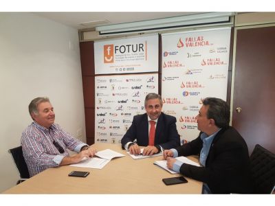  FOTUR y KMCMobile firman un acuerdo de colaboración 