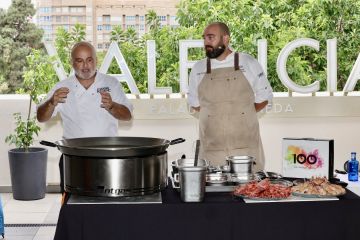 El chef Andrés González del Hogar del Pescador, lleva hasta Palau Alameda la receta de la mejor fideuà del mundo 2023